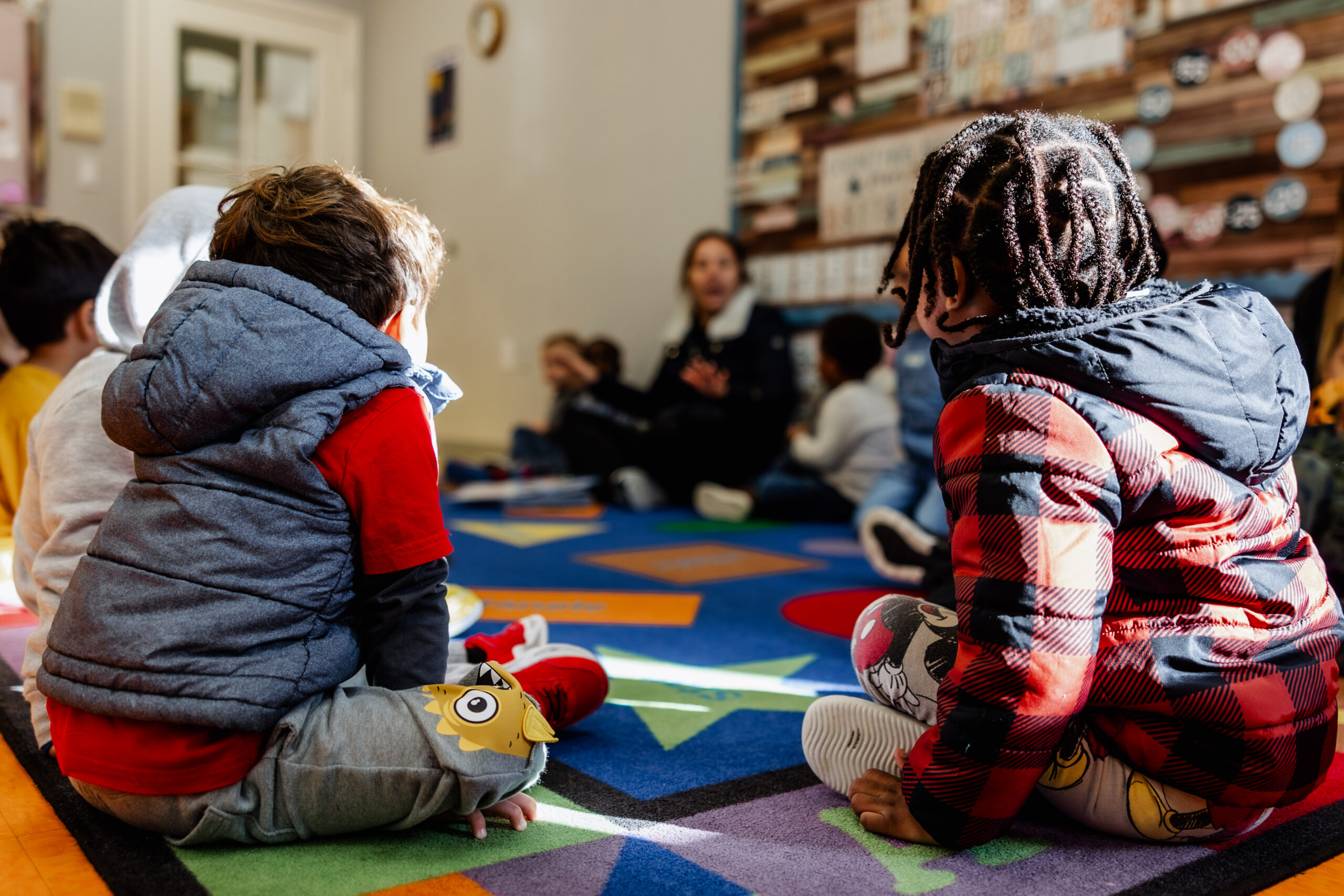 アメリカ、ヒューストンのプリスクールで朝の時間に参加する男の子たちの後ろ姿