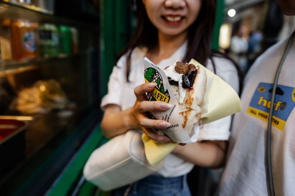 パリの人気店で提供されるファラフェルサンドのアップ