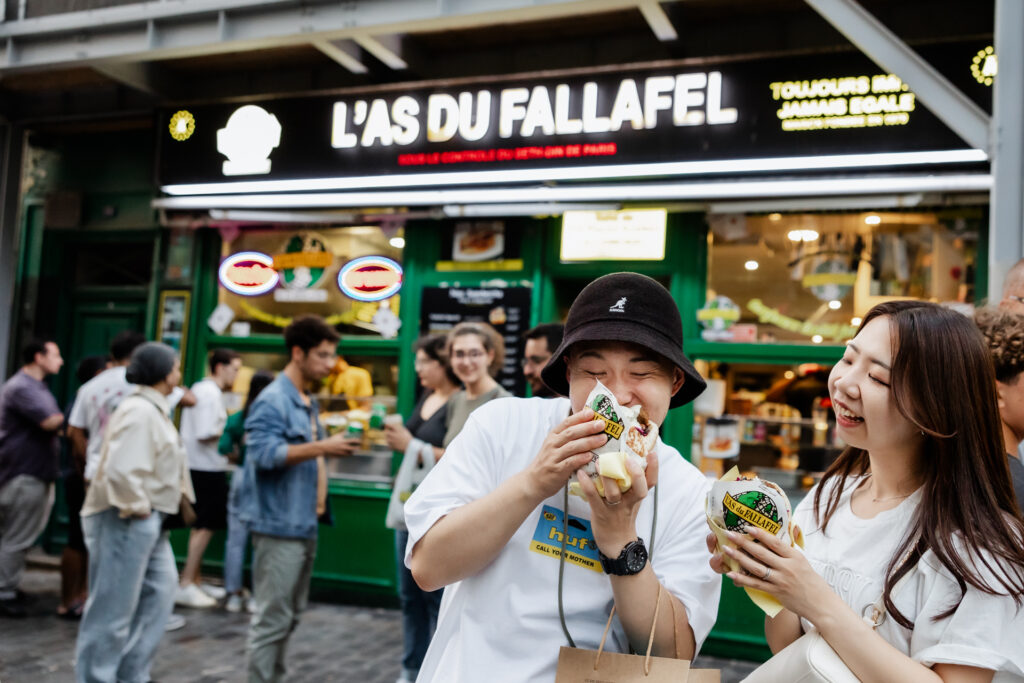 パリのマレ地区でファラフェルを食べるカップル