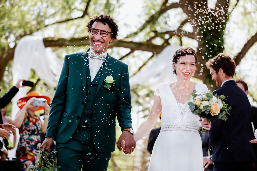 Les Mariées à la fin de la cérémonie civile avec lancée de riz